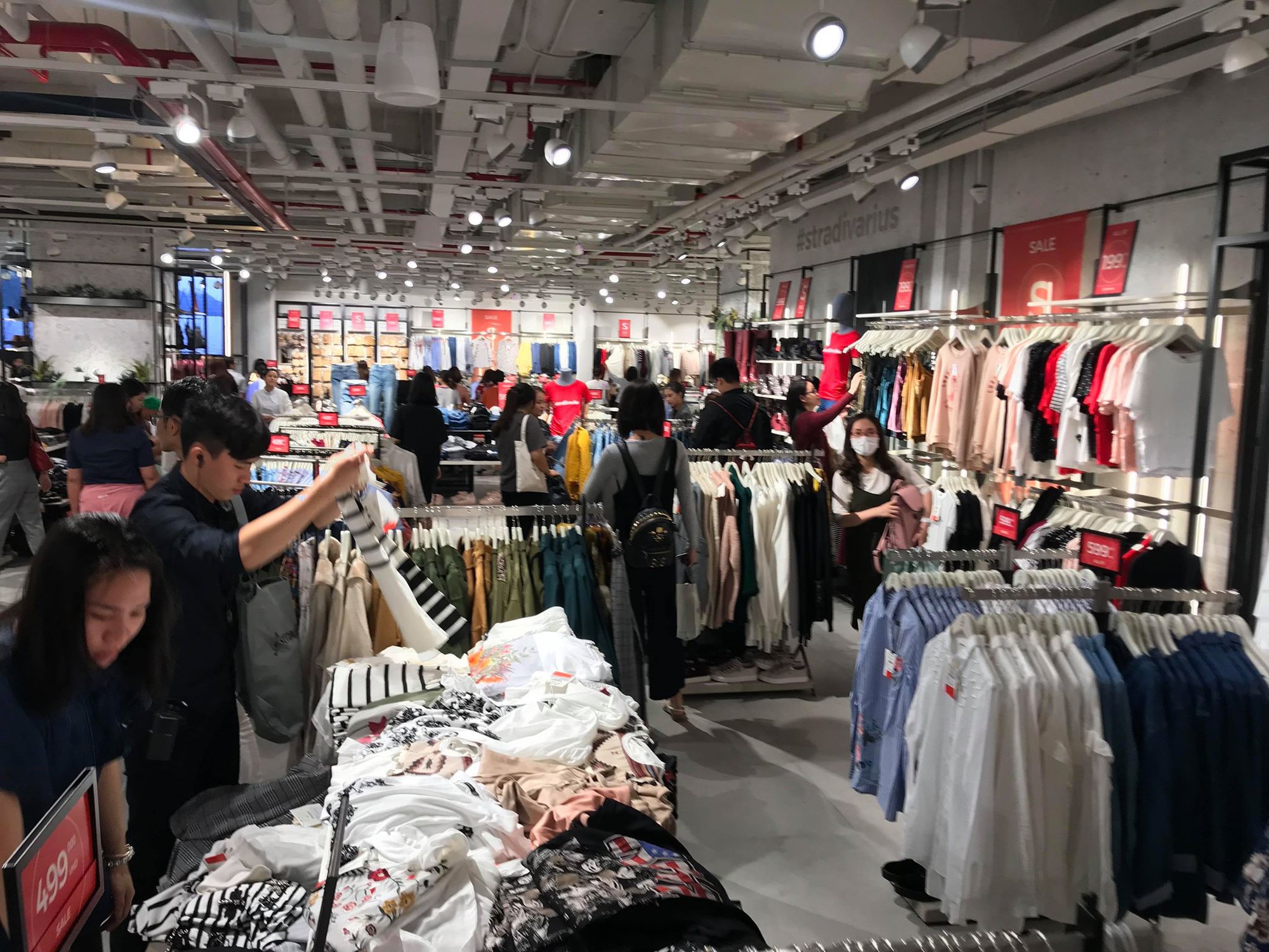 Zara Sài Gòn và Hà Nội đông nghịt, dân tình xếp hàng dài ngay ngày đầu tiên giảm giá Zara Sài Gòn và Hà Nội đông nghịt, dân tình xếp hàng dài ngay ngày đầu tiên giảm giá